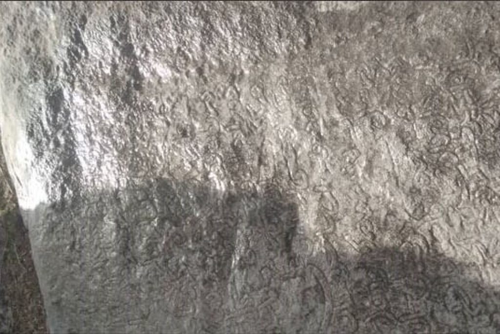 یک کتیبه و چند پله دست‌کند در مرودشت کشف شدند