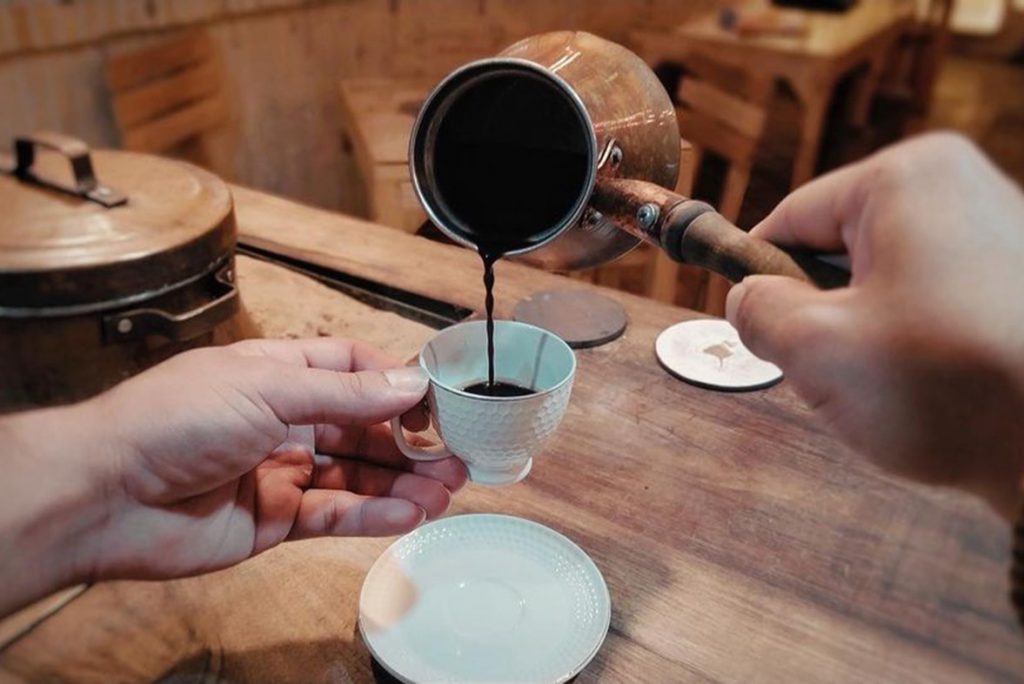 قهوه انوشه | طمعی اصیل از شیوه پخت نوشینِ نوش آباد